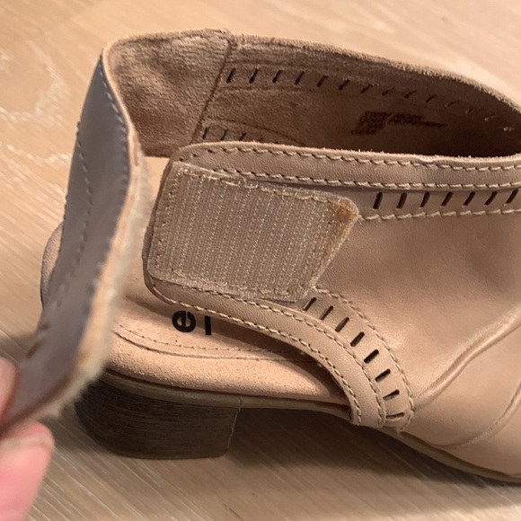 Earth shoes, Peep Toe, laser cut, adjustable strap. Pretty light tan Sz 7.5M - Picture 4 of 9
